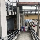 En el día y la noche es posible ver a personas durmiendo en medio de la estructura.