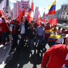 Los trabajadores durante el recorrido, de más de dos kilómetros, gritaron consignas en contra del gobierno de Guillermo Lasso.
