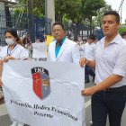 El presidente de la Federación Médica Ecuatoriana, Wilson Tenorio, en la marcha del personal de salud.
