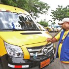 Néstor Panchana limpia la parte frontal de su expreso.