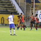 Los jugadores del Deportivo Cuenca celebran el único gol del encuentro jugado en el estadio Olímpico Atahualpa