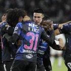 Los jugadores de Independiente del Valle celebran el gol anotado en el partido contra Liga de Quito en el estadio Banco Guayaquil