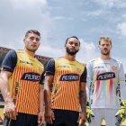 Uniforme. Martínez (i), Souza y Burrai, con las camisetas conmemorativas del Ídolo.