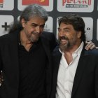 El actor Javier Bardem y el director Fernando León de Aranoa posan juntos a su llegada a la ceremonia de entrega de los Premios Platino, este domingo en el recinto IFEMA de Madrid.