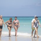 Varias personas caminan por la playa hoy, lunes 2 de mayo de 2022, en Varadero, Cuba.