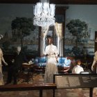 Personas observan una escena cinematográfica de Regina King, con trabajo del diseñador de moda Fannie Criss Payne, en la exposición del Museo Metropolitano de Nueva York (Met) titulada “In America: an Anthology of Fashion”, este 2 de mayo de 2022, en Nueva York.