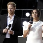 Meghan Markle (d), junto a su esposo, el príncipe Harry de Inglaterra, en una fotografía de archivo.