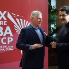 El presidente de Cuba, Miguel Díaz-Canel (i), junto a su homólogo venezolano, Nicolás Maduro, en una fotografía de archivo.