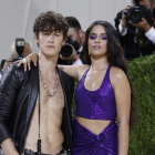 Fotografía de archivo, tomada el pasado 13 de septiembre, en la que se registró a los cantantes Shawn Mendes y Camila Cabello al posar en la alfombra roja del Met Gala 2021, en Nueva York (NY, EE.UU.).