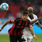 Piero Hincapie disputa el balón contra Ragnar Ache del Frankfurt durante el partido de este lunes 2 de mayo de 2022.