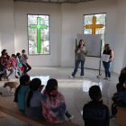 Niños participan en un taller sobre control de emociones y cultura de paz, el 5 de abril de 2022 en una iglesia del barrio Tierras Coloradas en Loja (Ecuador).