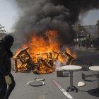 Manifestantes encienden, el 1 de mayo de 2022, una barricada durante una marcha con motivo del Día Internacional del Trabajo, en Santiago (Chile).