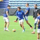Joao Rojas (c), ofensivo de Emelec, será titular hoy frente al Deportivo Táchira en suelo venezolano, mientras que el defensa Gustavo Canto (i) esperaría su oportunidad en la banca de suplentes.