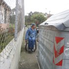Obstáculo. En las calles de Quito, algunos depósitos de basura dejan sin espacio al ciudadano.