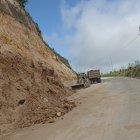 Trabajos. Maquinaria pesada en la vía Riobamba-Cuenca.