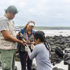 Acciones. Personal del Parque Nacional Galápagos en revisión de campo.