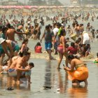 Sitio. Los turistas llegan hasta la playa para disfrutar del mar y su gastronomía durante los días de descanso.