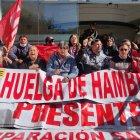 Un grupo de la Unión Nacional de Educadores (UNE) de concentra en los exteriores de la Corte Constitucional.