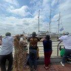 El primer punto donde decenas de personas esperaban con ansias la llegada de las embarcaciones era el puente basculante de la isla Santay.