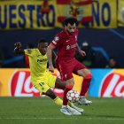 El delantero del Liverpool Mohamed Salah (derecha) juega un balón ante Pervis Estupiñán, del Villarreal.