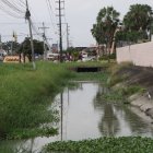 La razón de los reclamos de moradores es una zanja que recorre a lo largo de las urbanizaciones