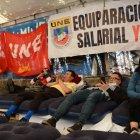 Los docentes acampan afuera de la Corte Constitucional con colchones inflables, carpas y banderas.