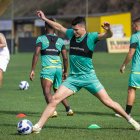 Carlos Rodríguez, defensa de Barcelona, será titular frente a los argentinos.