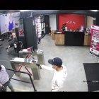 Se llevaron los celulares de los clientes y del personal que  labora en el establecimiento. El atraco quedó registrado en cámaras de seguridad.