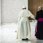 El papa se apoyaba en su capellán Leonardo Sapienza, al abandonar la audiencia general de los miércoles, el pasado 30 de abril.