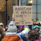 Personas se reúnen para protestar en favor del derecho al aborto en Chicago, Illinois, el 3 mayo 2022.