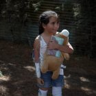 Cárol, de 8 años y paciente beneficiada por el programa de rehabilitación de la asociación Rang of Motion Project (ROMP), realiza terapia con sus prótesis, el 27 de abril de 2022, en Ciudad de Guatemala (Guatemala).