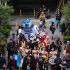 Los fanáticos de Star Wars y Doctor Strange desfilan en la calle durante la celebración del día de Star Wars en Taipei, Taiwán, el 4 de mayo de 2022.