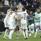 Los jugadores del Real Madrid celebran la victoria ante el Manchester City, al término del partido de semifinales de la Liga de Campeones.