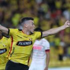 Paco Rodríguez celebra el gol de Barcelona en la primera mitad del cotejo que disputa con Lanús.