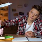 Es importante que los adolescentes descubran el valor del trabajo y la responsabilidad, así como también la importancia del dinero y el saber ganárselo.