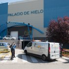 Llegada de un furgón funerario durante el segundo día de funcionamiento como morgue del Palacio de Hielo en marzo de 2020