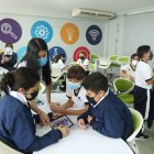 En las aulas de clase Millennium, los estudiantes del Instituto Particular Abdón Calderón utilizan las tabletas para potenciar sus habilidades pedagógicas, junto a sus maestros.