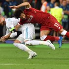 Mohamed Salah tiene fresco el recuerdo de la última final de Champions ante el Real Madrid. Sufrió una lesión en el hombro producto de una falta de Sergio Ramos. Liverpool"s Egyptian forward Mohamed Salah (R) falls with Real Madrid"s Spanish defender Sergio Ramos leading to Salah being injured during the UEFA Champions League final football match between Liverpool and Real Madrid at the Olympic Stadium in Kiev, Ukraine, on May 26, 2018. / AFP PHOTO / GENYA SAVILOV FBL-EUR-C1-LIVERPOOL-REAL MADRID
