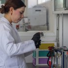 La estudiante mexicana de ingeniería en biomédica, Arely Salcedo Huitrón, realiza sus prácticas, el 4 de mayo de 2022, en la ciudad de Querétaro (México). EFE/ Sergio Adrián Ángeles