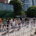 La gente hace cola para someterse a un test de COVID-19 en Pekín, China, el 4 de mayo de 2022. EFE/EPA/MARK R. CRISTINO