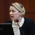 US actress Amber Heard reacts as she testifies during the 50 million US dollar Depp vs Heard defamation trial at the Fairfax County Circuit Court in Fairfax, Virginia, USA, 05 May 2022. Johnny Depp"s 50 million US dollar defamation lawsuit against Amber Heard that started on 10 April is expected to last five or six weeks. (Estados Unidos).
