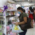 Ventas. El inicio de clases y el Día de la Madre surten las perchas de los comercios con artículos de la época.