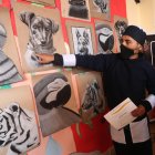 ACOMPAÑA CRÓNICA: BOLIVIA  JUSTICIA - AME7169. VIACHA (BOLIVIA), 06/05/2022.- Fotografía de la exposición realizada por jóvenes del Centro de Rehabilitación de Qalauma llamada "pinceles de Qalauma", el 4 de mayo de 2022, en la localidad de Viacha (Bolivia). Un lápiz o un pincel se pueden volver en instrumentos para liberar el alma de los reclusos de un centro de jóvenes infractores en Bolivia que encontraron en el arte una forma de expresar aquellos sentimientos que no pueden con palabras y a su vez trabajar en su reinserción para tener una "segunda oportunidad". EFE/ Martín Alipaz