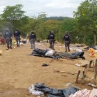 Procedimiento. Policías vigilan las evidencias que fueron encontradas.