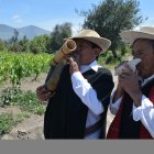 El llamado. El cuerno de toro, al igual que los churos marinos, sirvió inicialmente como medio para comunicarse a las culturas ancestrales. Eran usados también en ceremonias rituales.