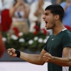 El tenista español Carlos Alcaraz celebra la victoria ante el serbio Novak Djokovic, tras el partido de semifinal del Mutua Madrid Open