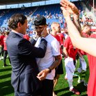 Piero Hincapié es felicitado por el DT del Leverkusen, luego de su gran temporada.