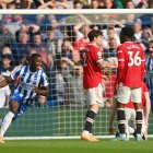Moisés Caicedo anotó el primer gol del 4-0 contra el Manchester United.