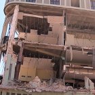 Destrozos en la fachada de la edificación tras una explosión en Hotel Saratoga, en la capital cubana
