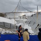 Daños. La estructura de una cancha sintética no soportó el peso del granizo y colapsó encima de varios deportistas.